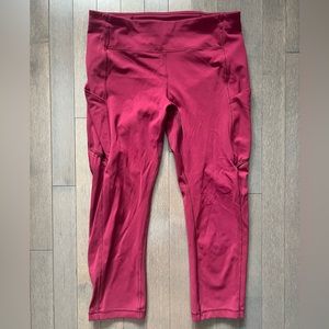 Lululemon capri leggings with pockets in Maroon colour Size 8